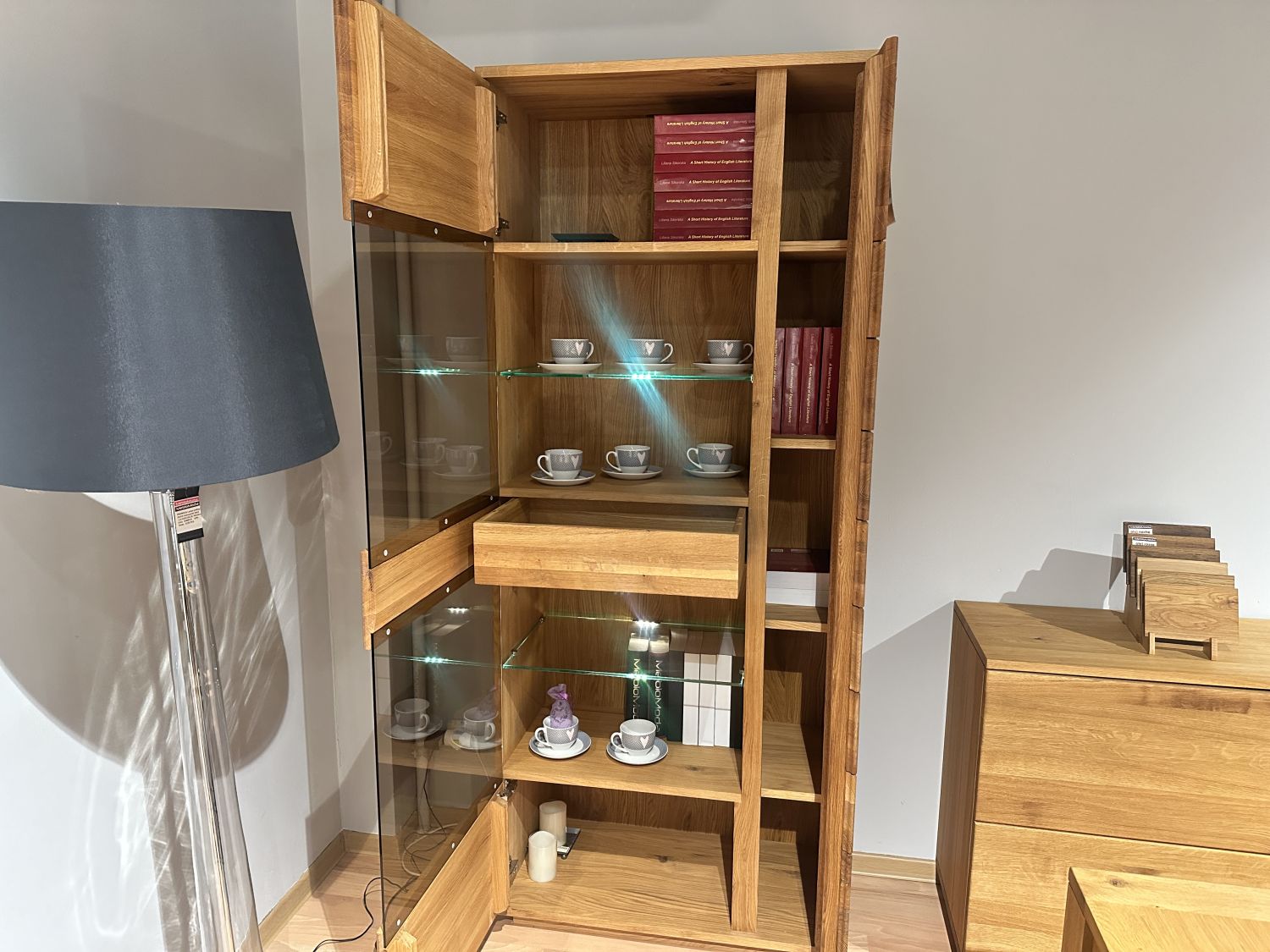 Zestaw mebli LIMERA : WITRYNA I+ KOMODA III +BAREK II z oświetleniem , przecena z ekspozycji -30%