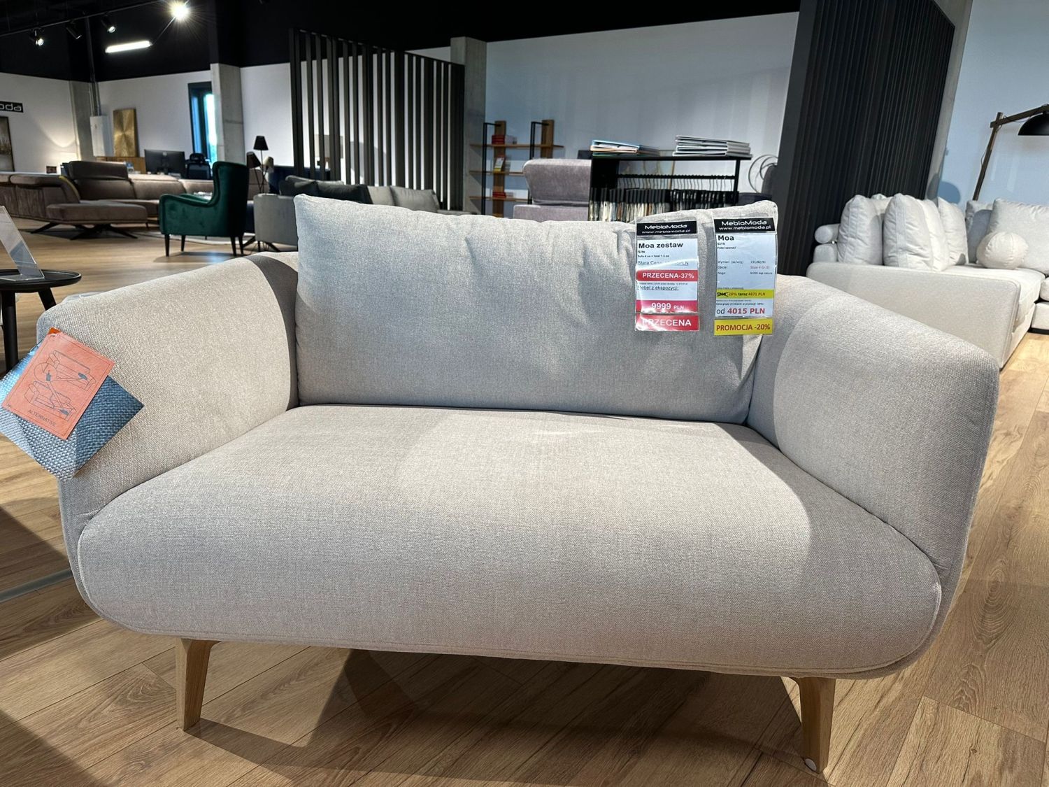 Zestaw MOA : Sofa 4 os. + Fotel 1,5 os. -przecena z ekspozycji -37% Zestaw MOA : Sofa 4 os. + Fotel 1,5 os. -przecena z ekspozycji -37%