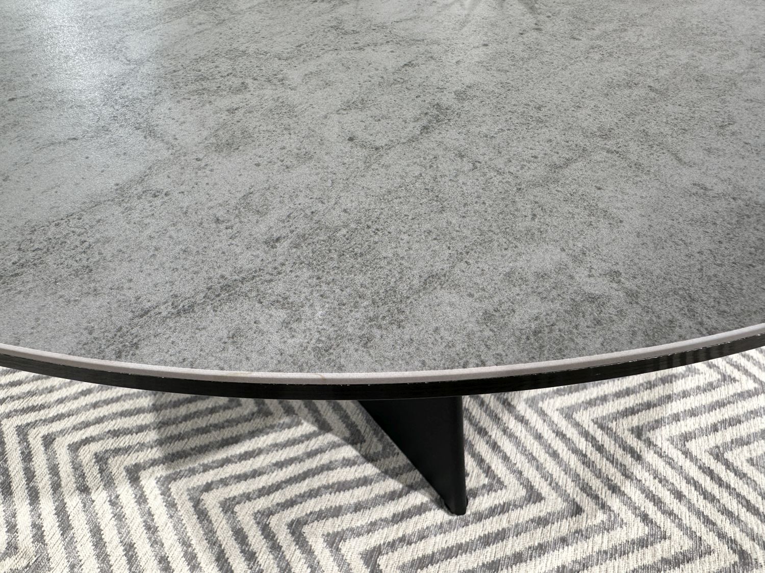 Okrągły stolik kawowy Stonea ze spieku kwarcowego śr 80 cm