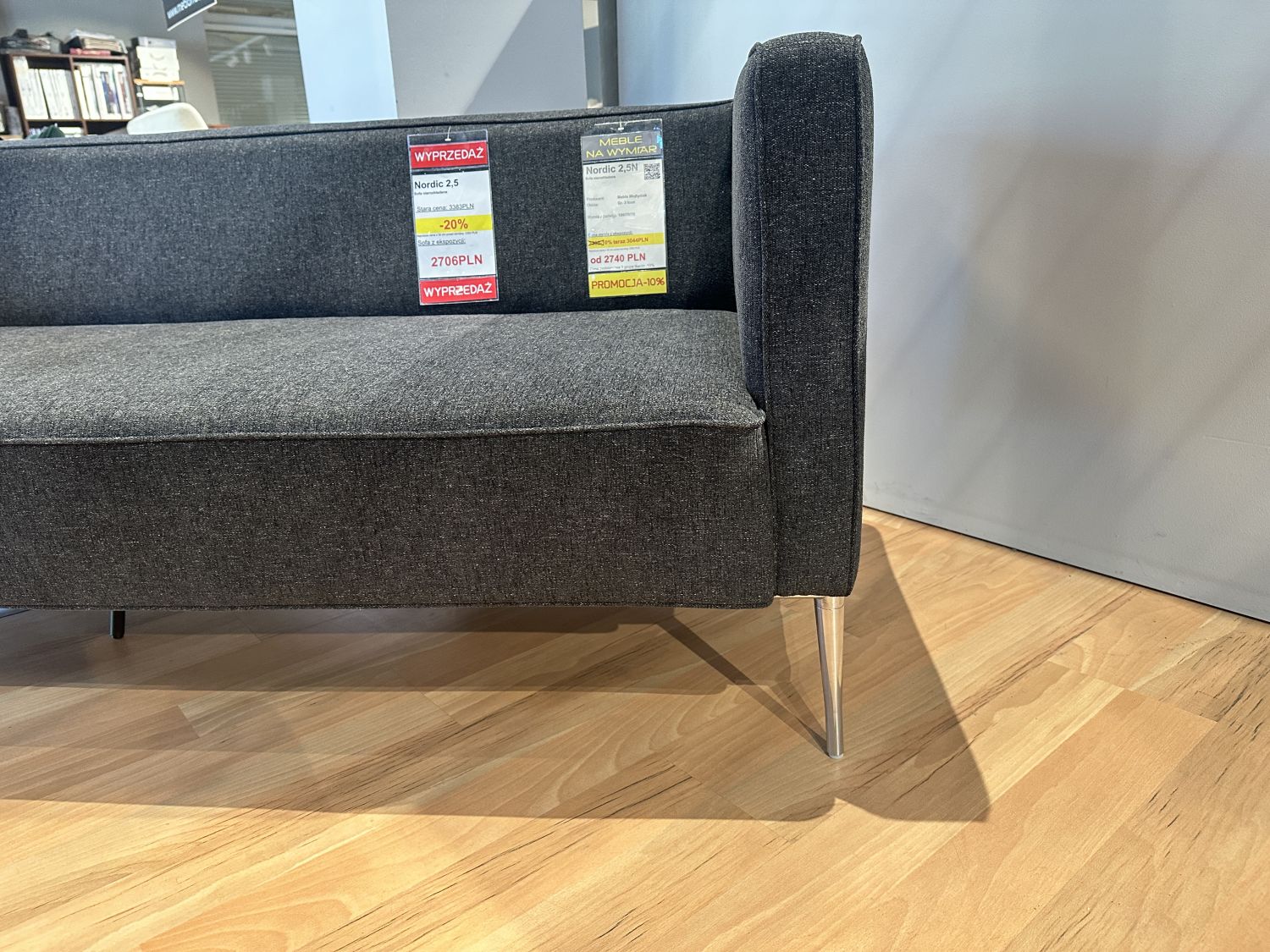 Sofa nierozkładana na wysokich nóżkach Nordic - przecena z ekspozycji -40%