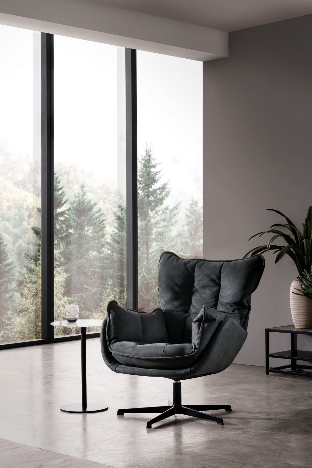 Fotel obrotowy Jules Designwerk od Minimax Sofa do salonu wygodny na metalowej lodstawie