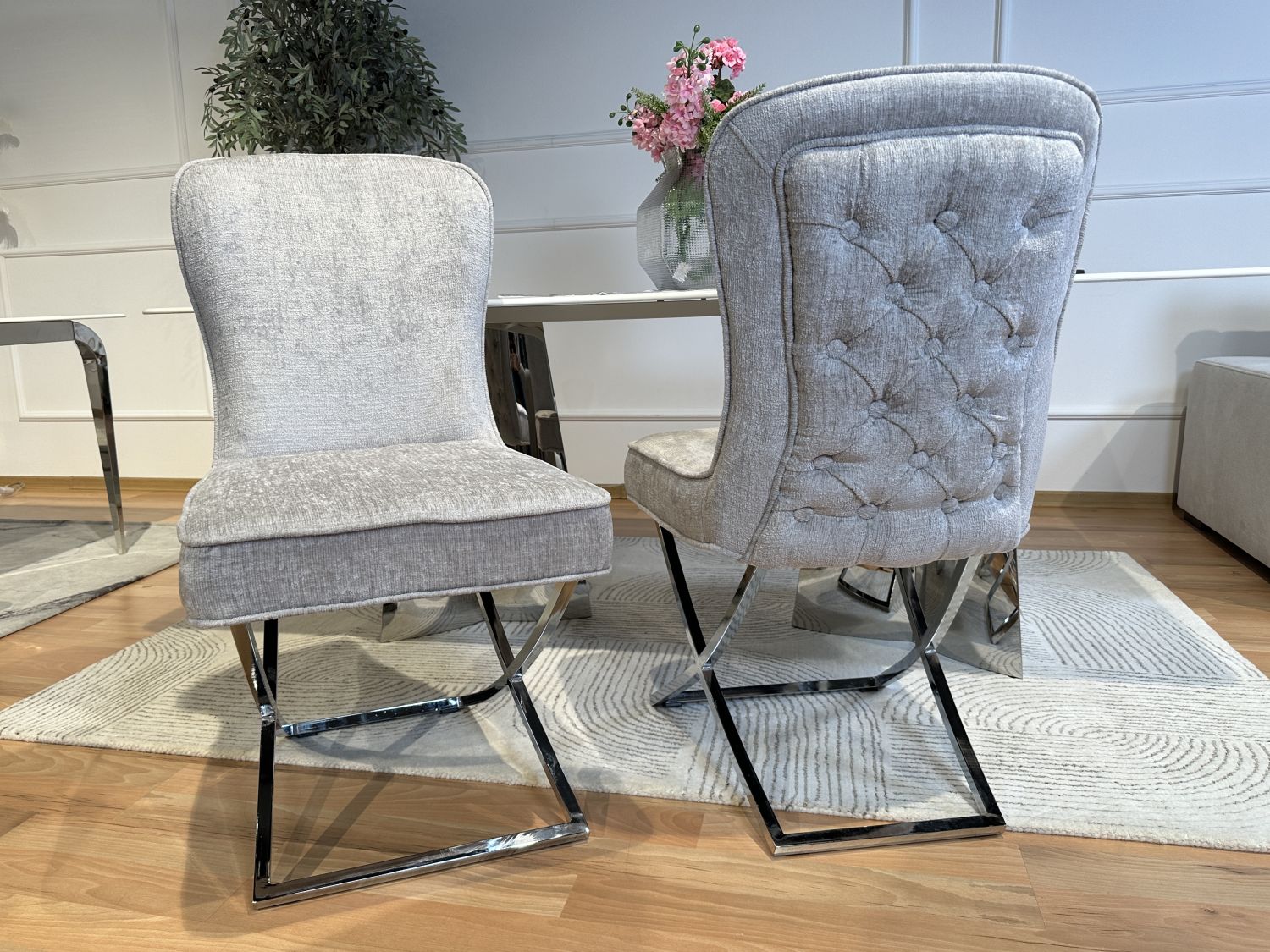 Krzesło Glamour Rodos z guzikami na płozie-stal szlachetna chromowana tkanina Belfast Cement
