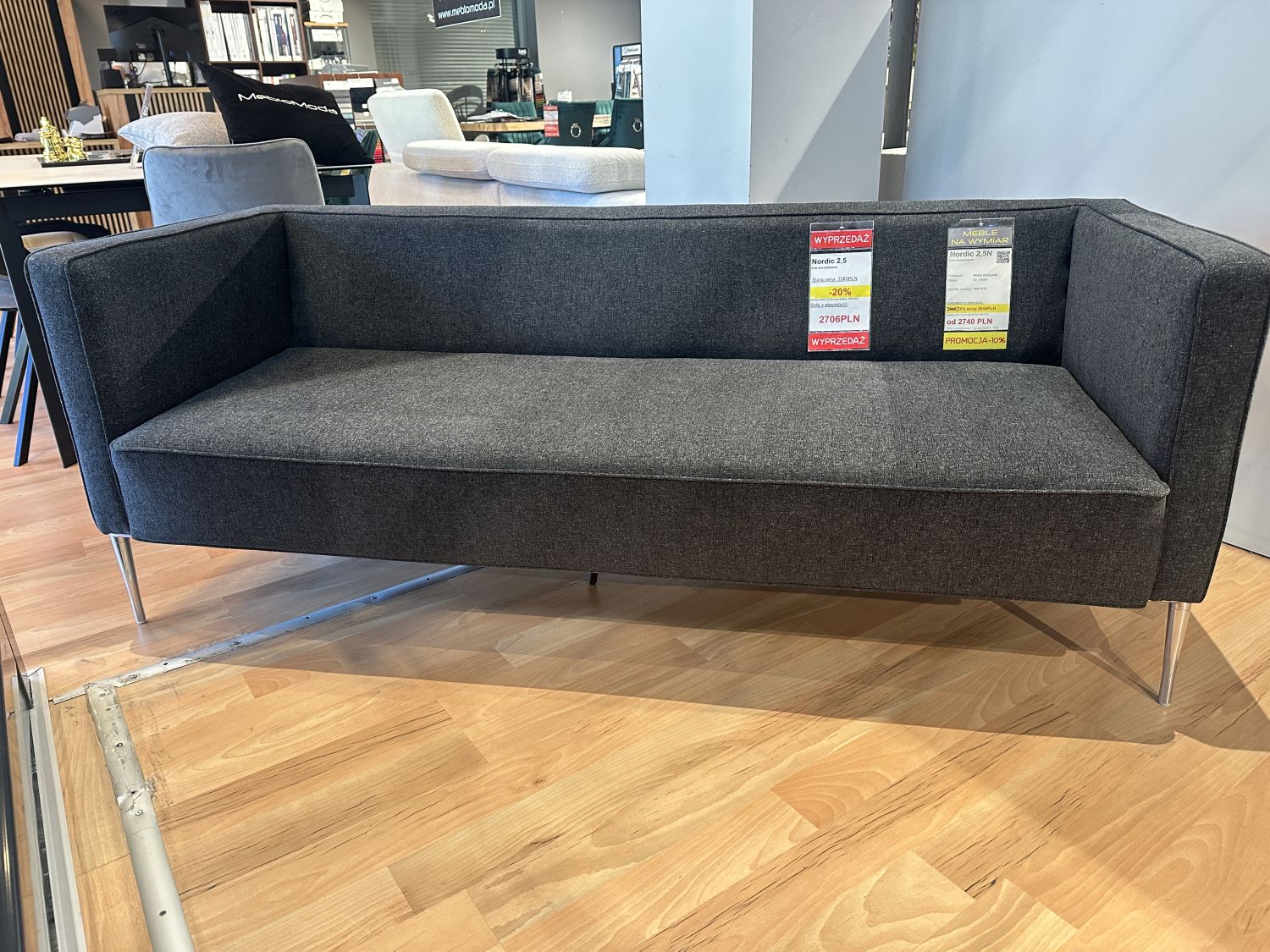 Sofa nierozkładana na wysokich nóżkach Nordic - przecena z ekspozycji -40%