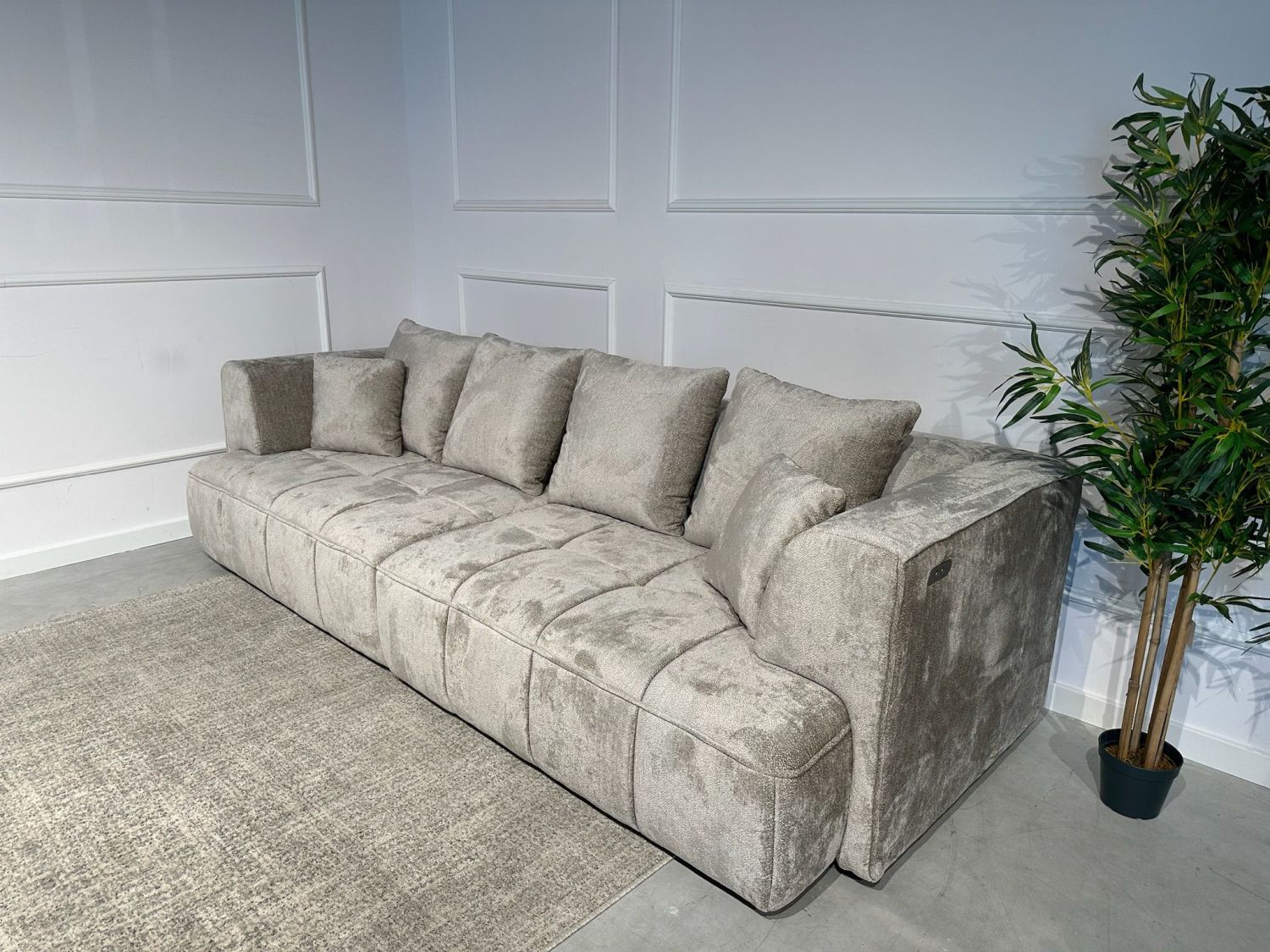 Sofa Albio z elektrycznie regulowanymi siedziskami Wersal