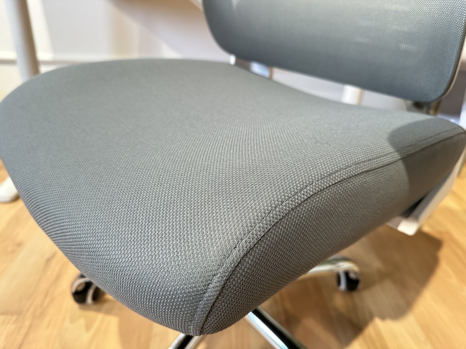 Ergonomiczny fotel biurowy WESTON bez podnóżka szary z białym