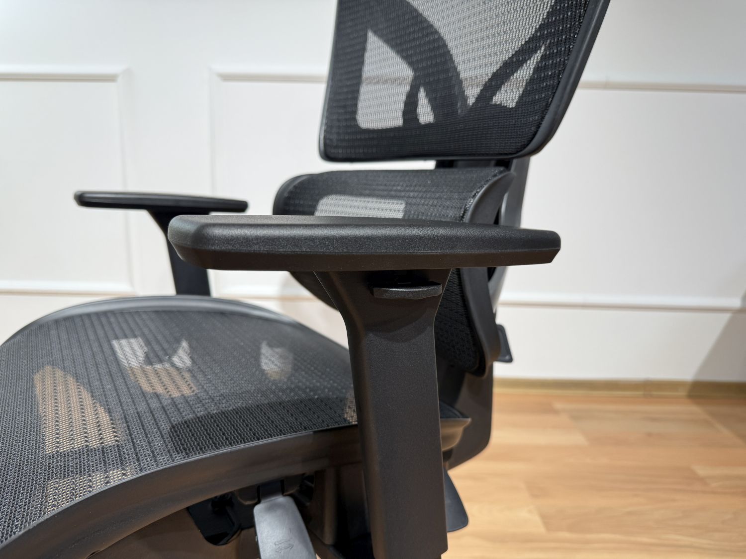 Fotel ergonomiczny z podnóżkiem Elton