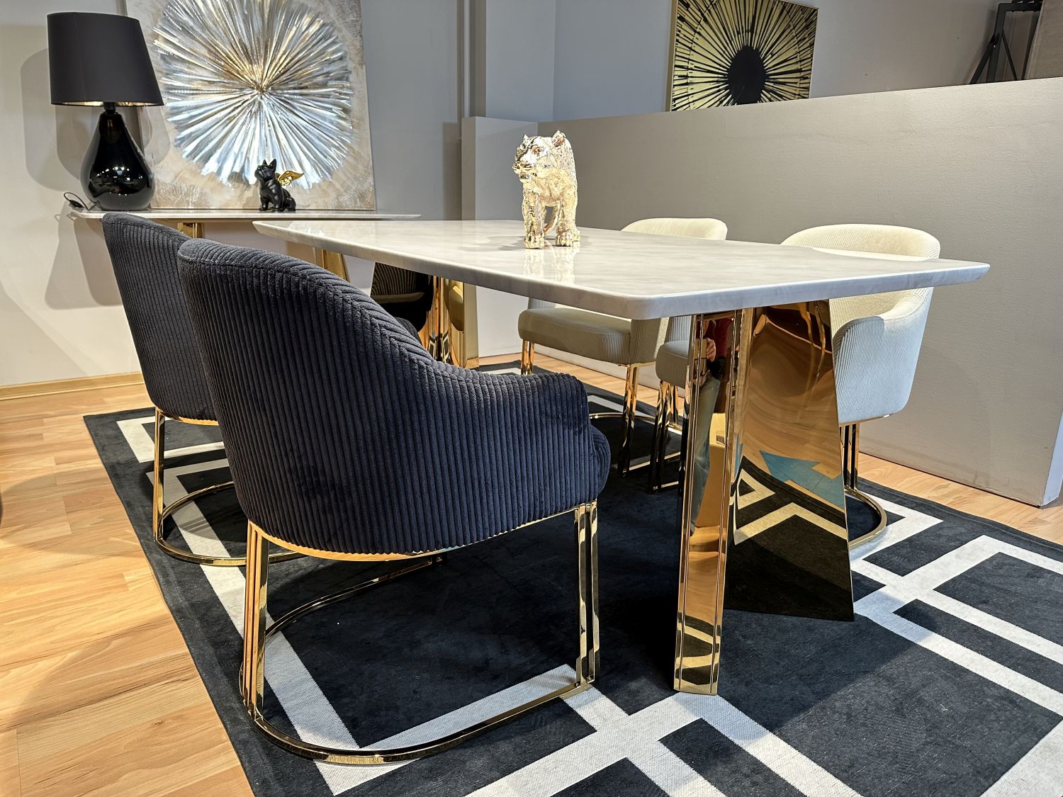 Krzesło tapicerowane z podłokietnikami Glamour FT-241 czarnyy sztruks na stelażu stal szlachetna w kolorze złotym 