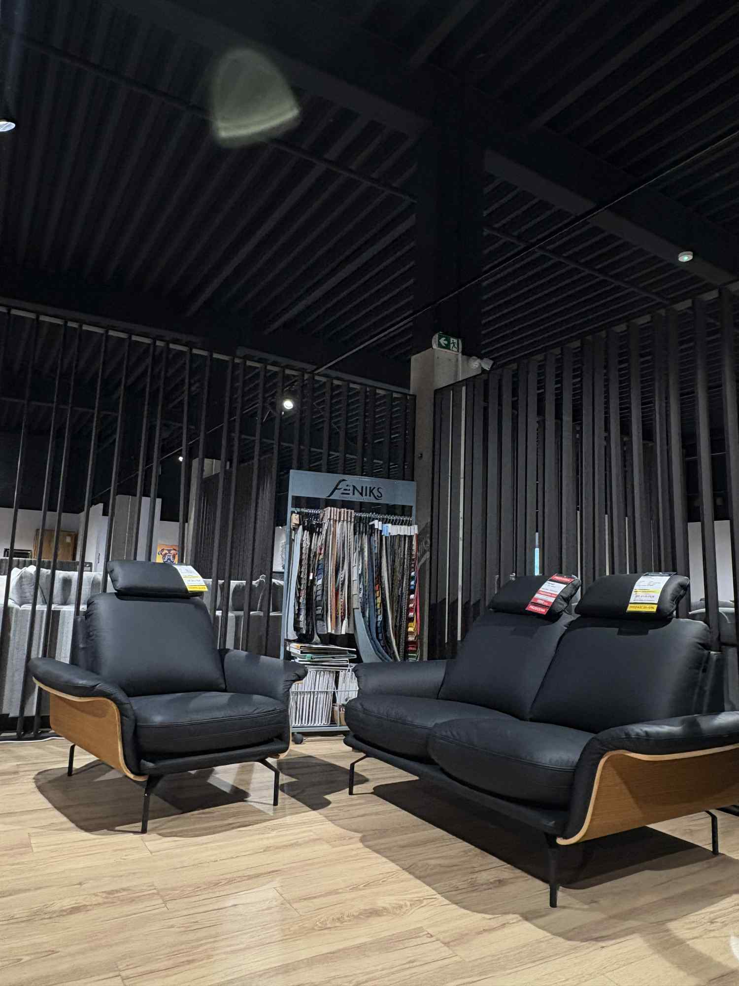 Zestaw Planet Sofa2+fotel+zagłówki w skórze Hermes Nero przecena z ekspozycji -35%