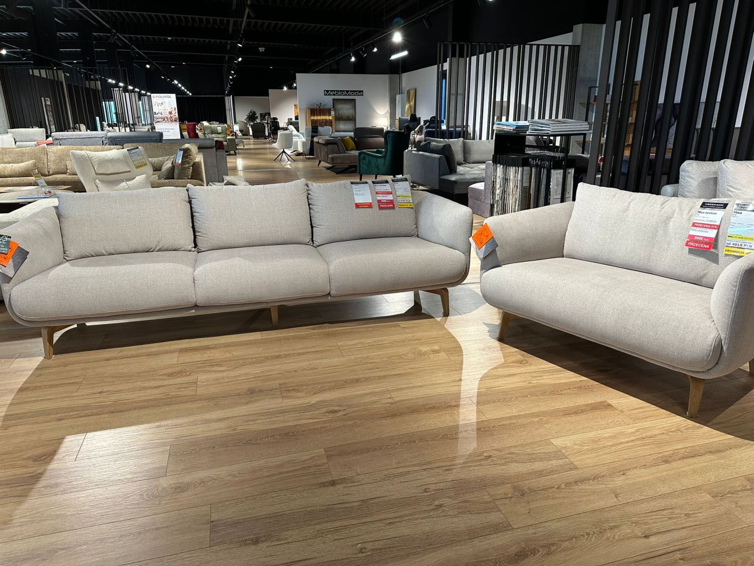 Zestaw MOA : Sofa 4 os. + Fotel 1,5 os. -przecena z ekspozycji -37% Zestaw MOA : Sofa 4 os. + Fotel 1,5 os. -przecena z ekspozycji -37%