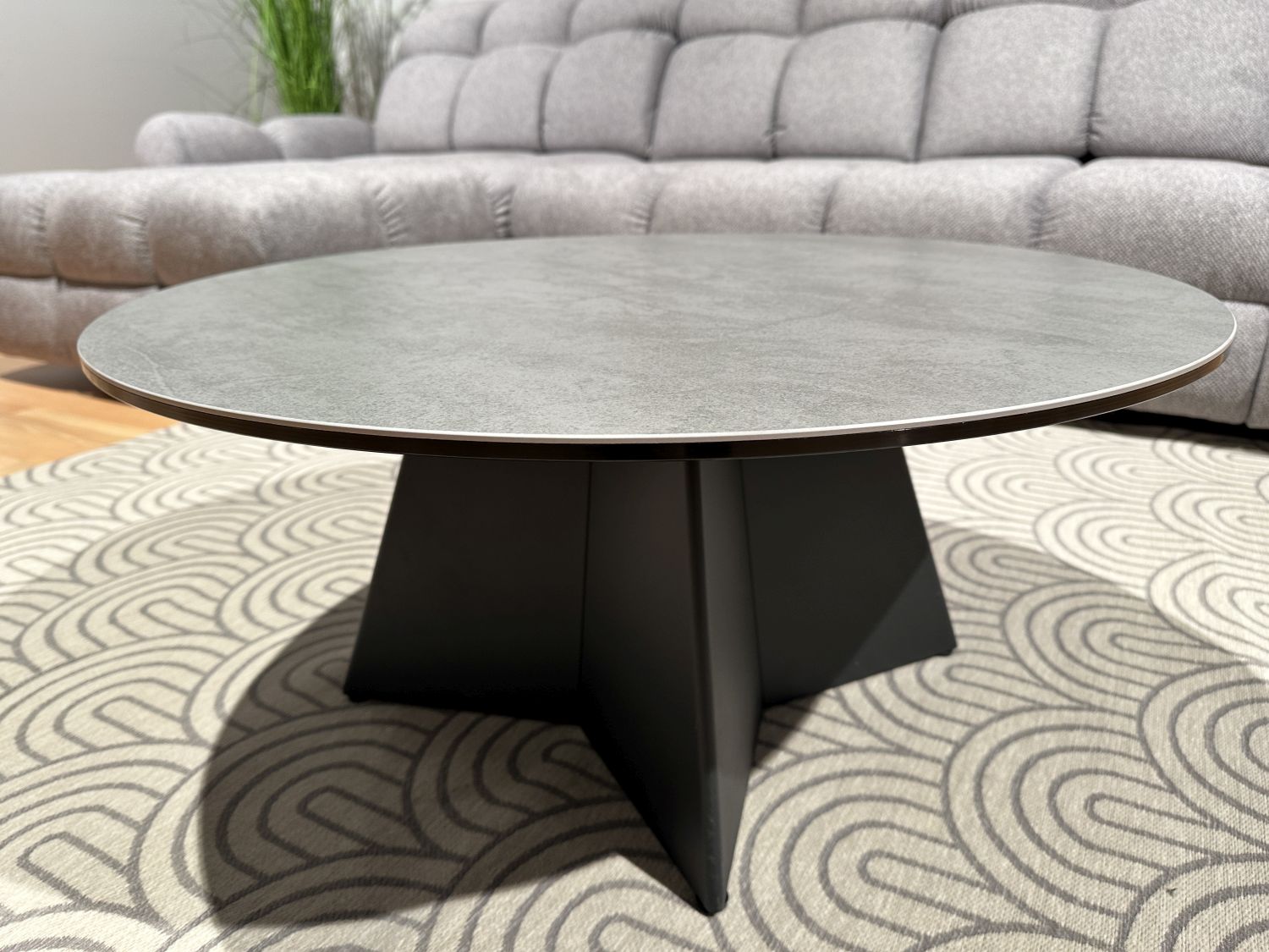 Okrągły stolik kawowy Stonea ze spieku kwarcowego śr 80 cm