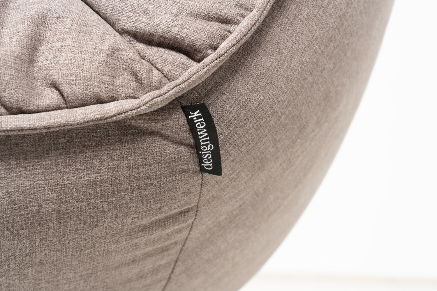 Fotel obrotowy Softie Designwerk od Minimax Sofa przytulny na metalowej podstawie typu talerz Fotel obrotowy Softie Designwerk od Minimax Sofa przytulny na metalowej podstawie typu talerz