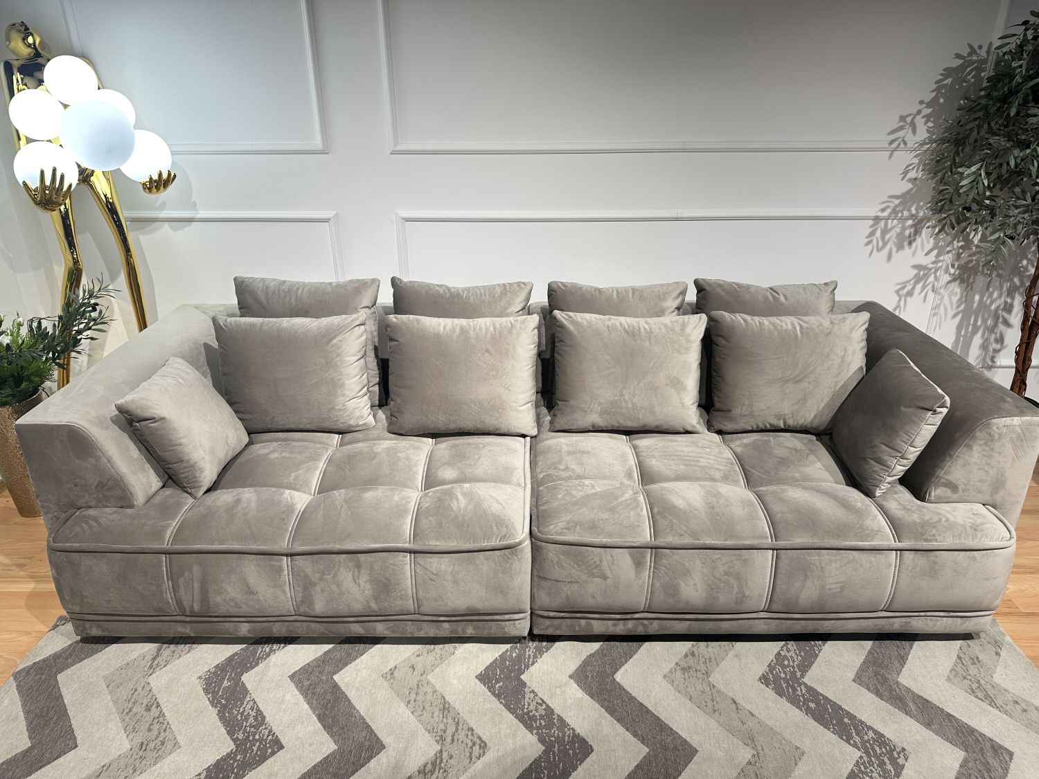 Tiga Bigsofa sofa z elektrycznie wysuwanymi siedziskami Wersal