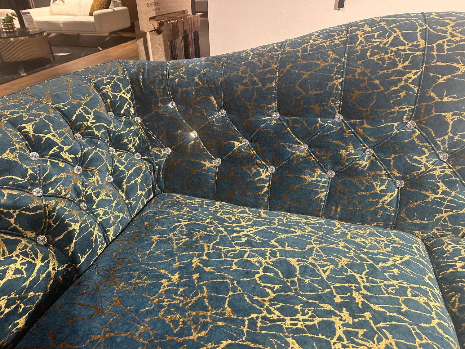 Sofa Glamour 3N gold wyprzedaż z ekspozycji – 20%