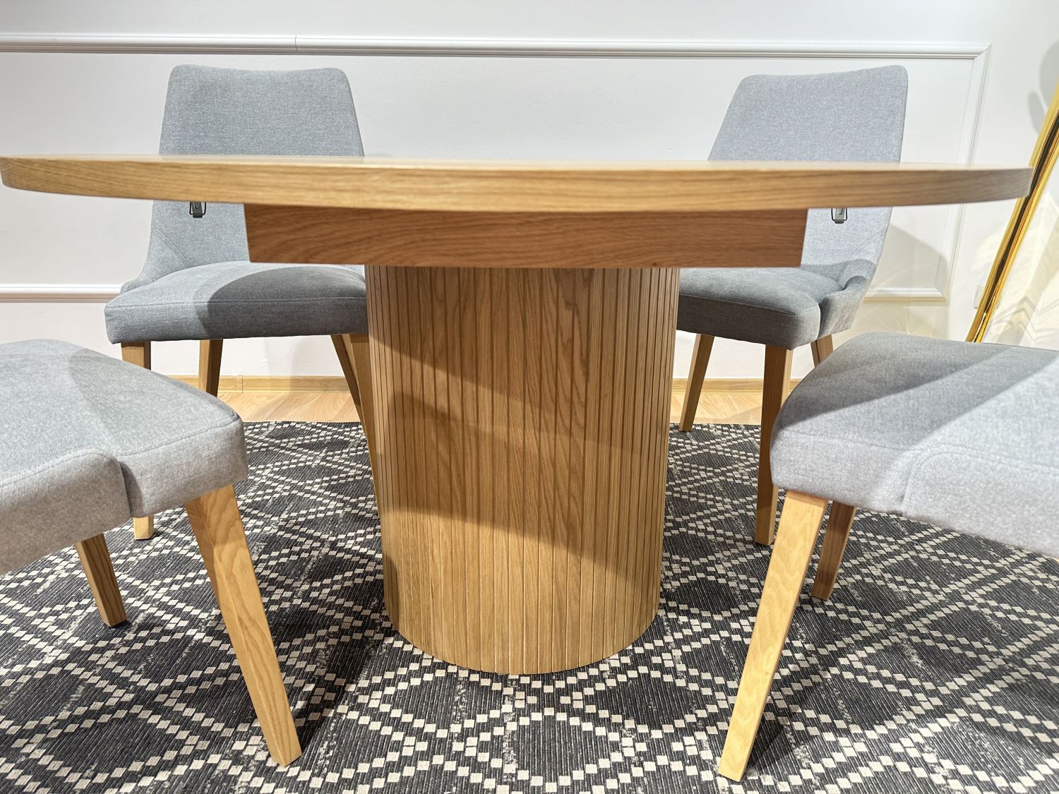 Stół okrągły rozkładany Milano - Verti 8058 dąb naturalny na podstawie kolumnowej śr. 130 +50cm