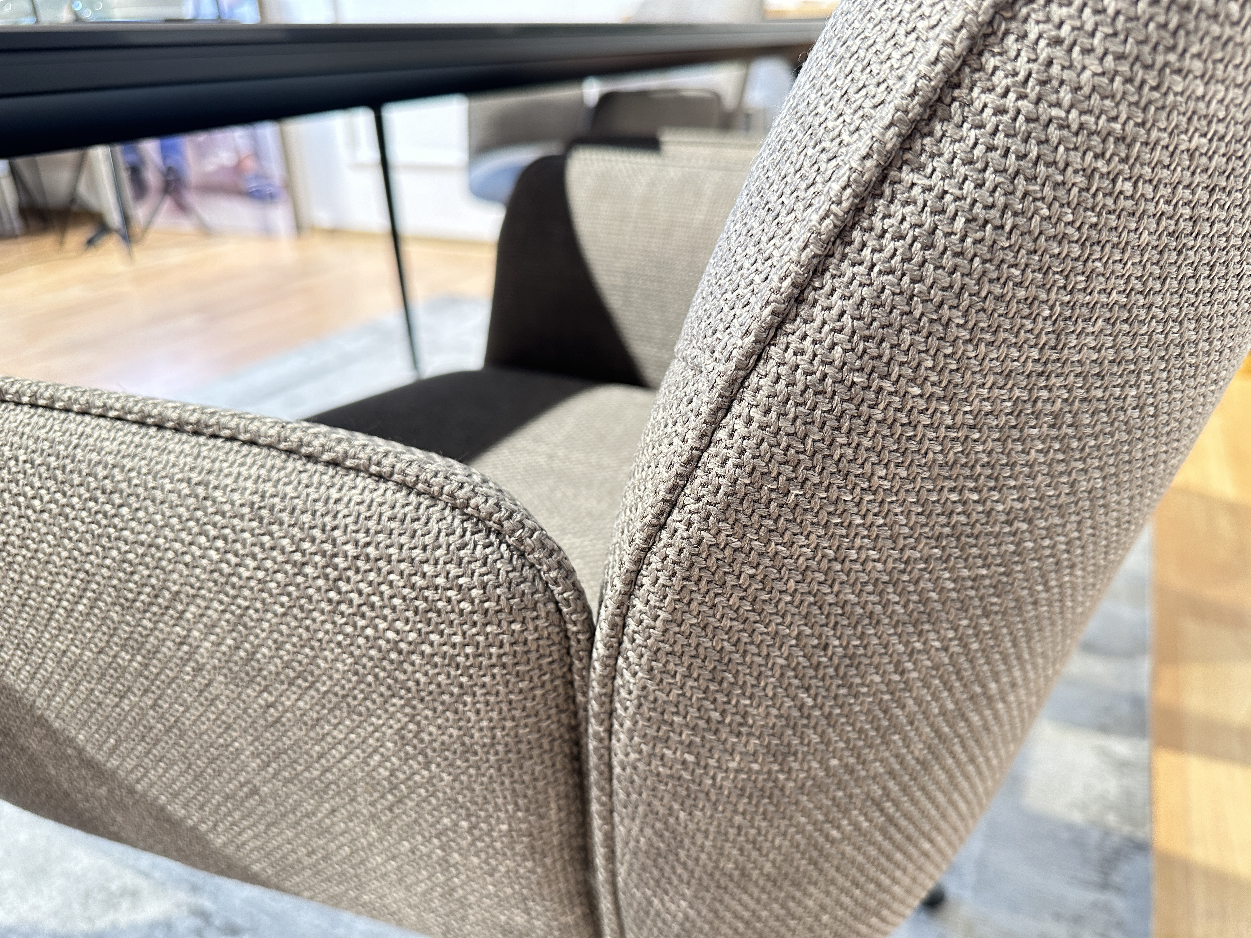Krzesło z podłokietnikami Pemba z PEAS03CX obrotowym siedziskiem na 4 nogach skośnych tkanina cappuccino