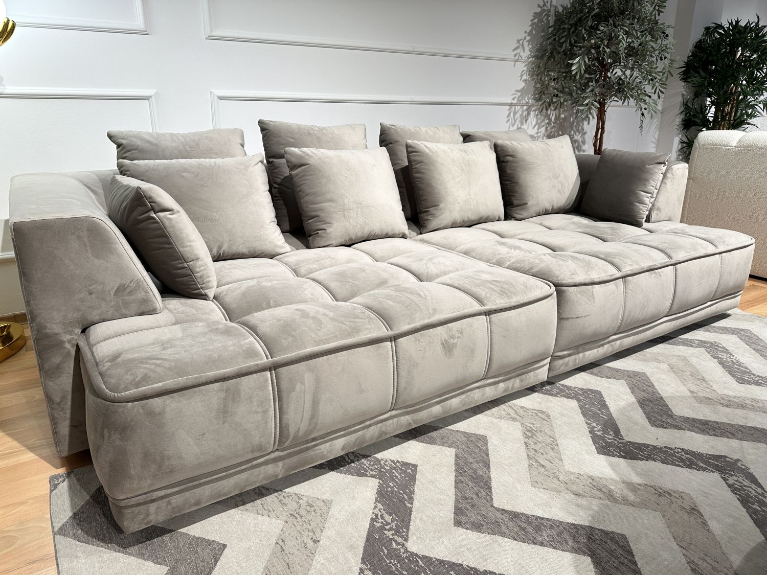 Tiga Bigsofa sofa z elektrycznie wysuwanymi siedziskami Wersal