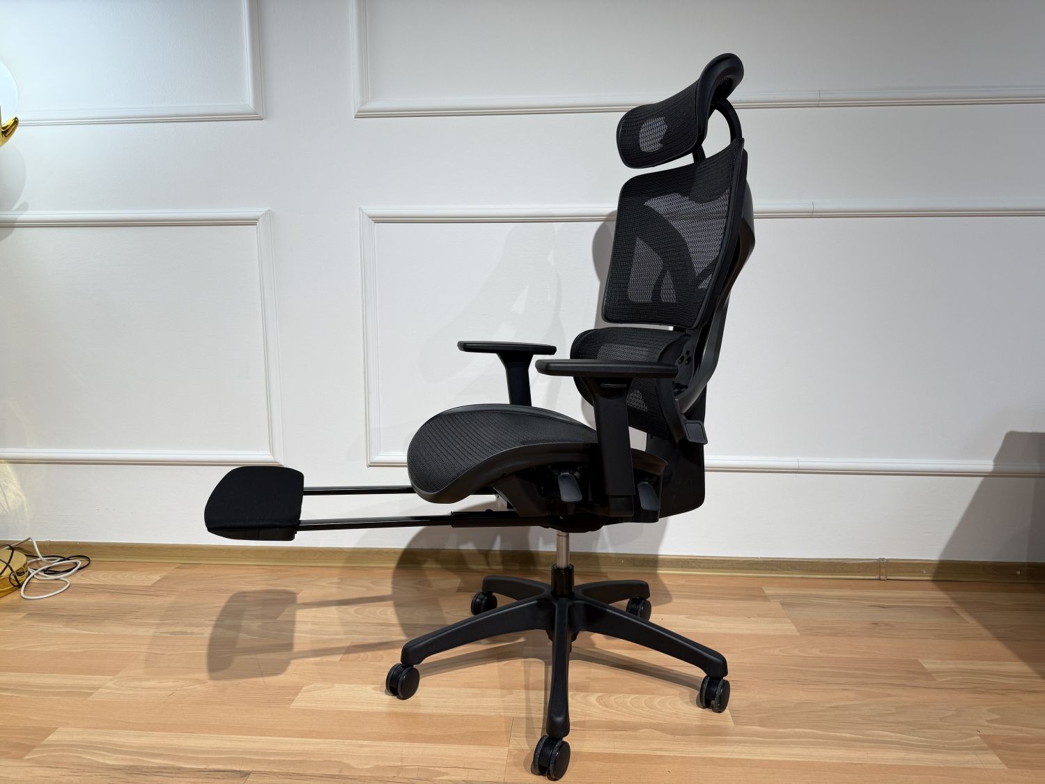 Fotel ergonomiczny z podnóżkiem Elton