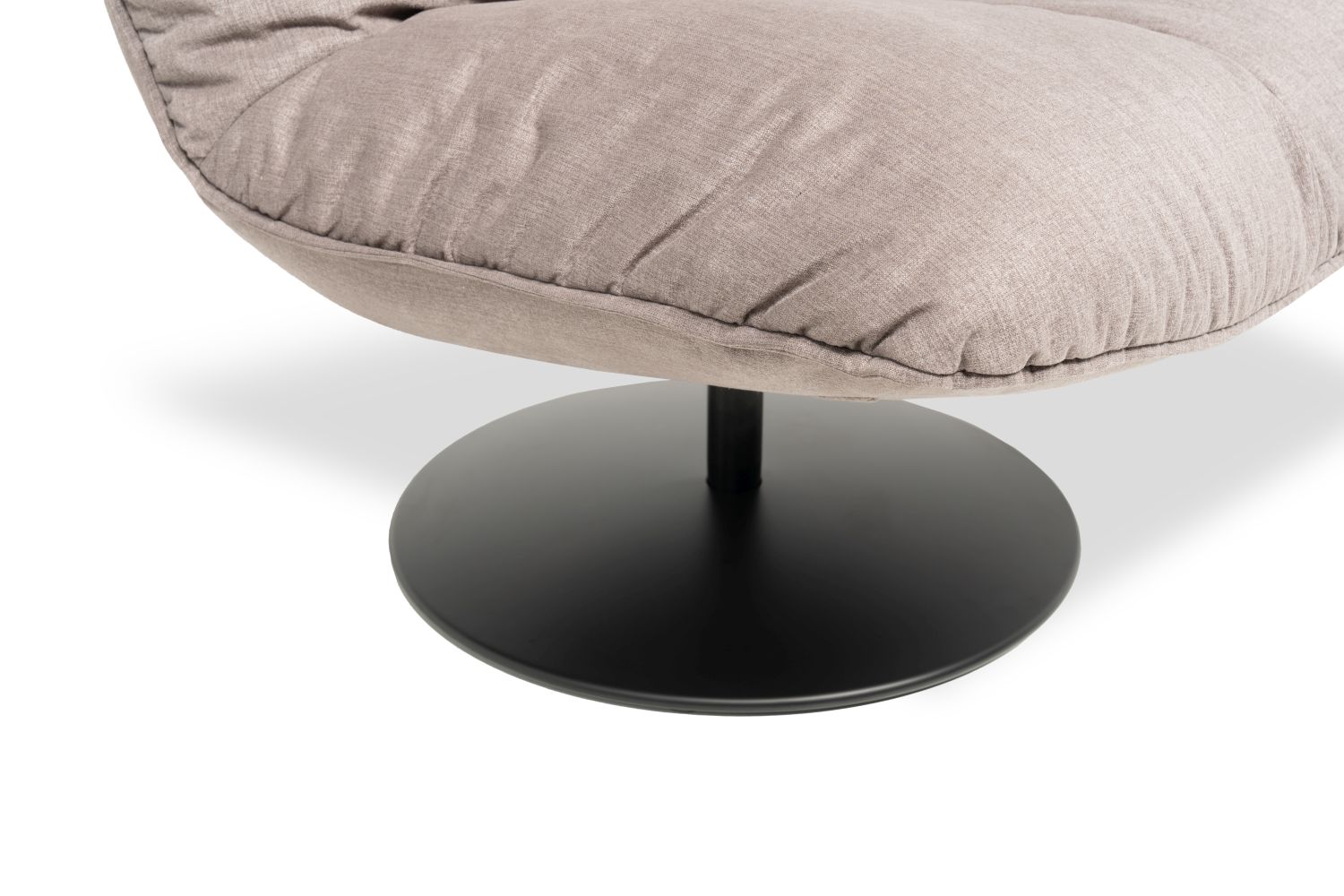 Fotel obrotowy Softie Designwerk od Minimax Sofa przytulny na metalowej podstawie typu talerz Fotel obrotowy Softie Designwerk od Minimax Sofa przytulny na metalowej podstawie typu talerz