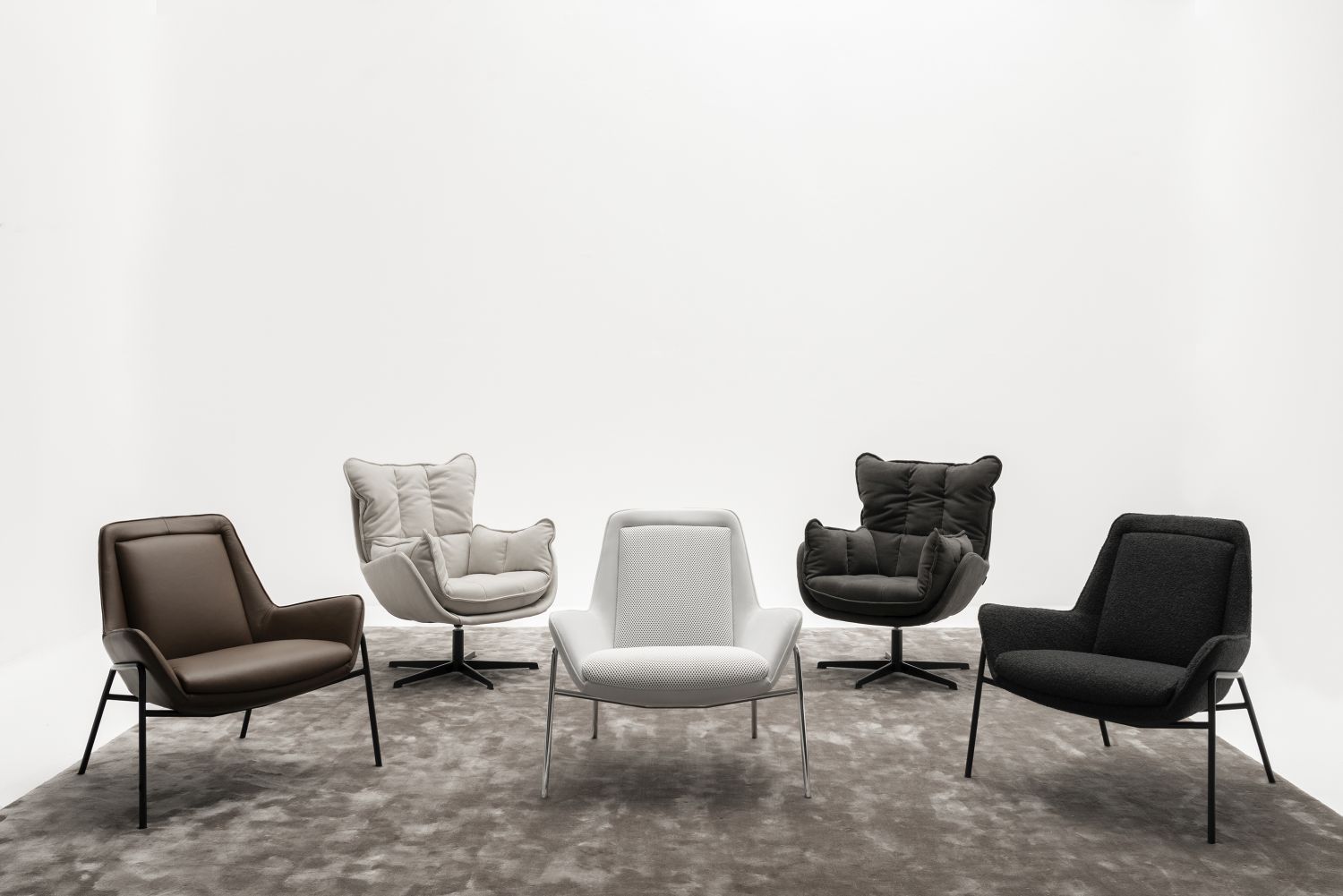 Fotel obrotowy Softie Designwerk od Minimax Sofa przytulny na metalowej podstawie typu talerz Fotel obrotowy Softie Designwerk od Minimax Sofa przytulny na metalowej podstawie typu talerz