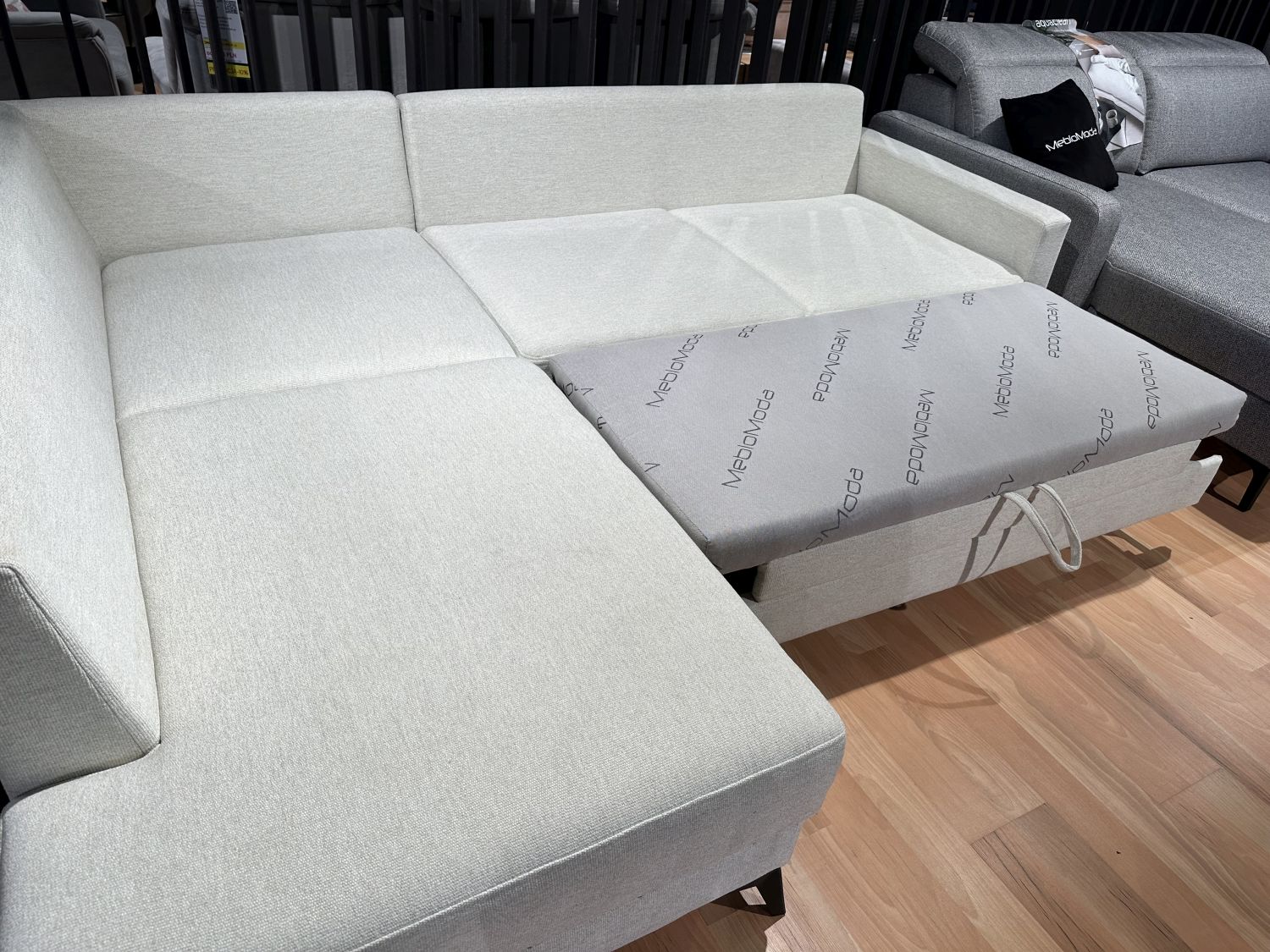 Narożnik z funkcją spania i pojemnikiem San Remo W , przecena z ekspozycji -30% Narożnik z funkcją spania i pojemnikiem San Remo W , przecena z ekspozycji -30%