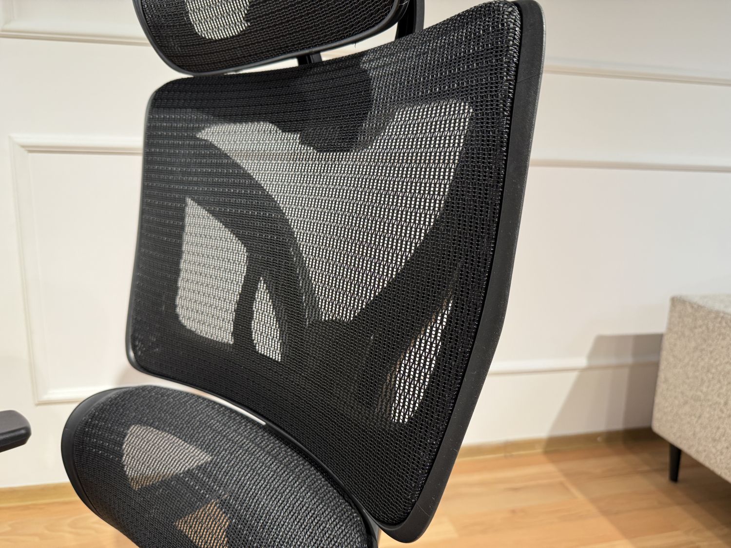 Fotel ergonomiczny z podnóżkiem Elton