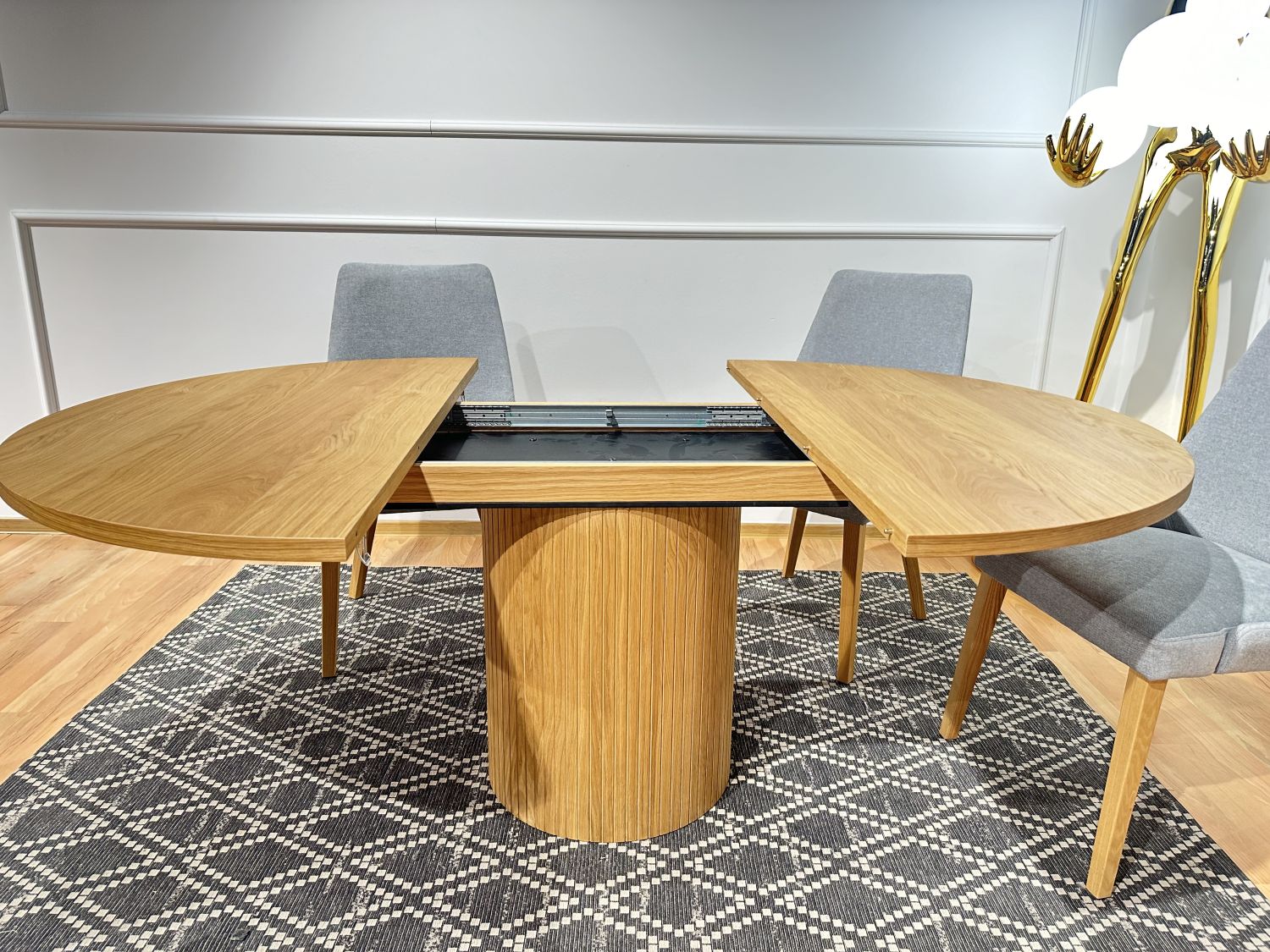 Stół okrągły rozkładany Milano - Verti 8058 dąb naturalny na podstawie kolumnowej śr. 130 +50cm