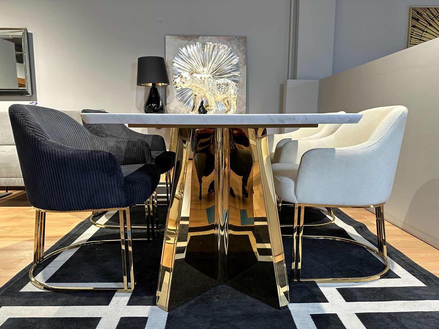 Krzesło tapicerowane z podłokietnikami Glamour FT-241 czarnyy sztruks na stelażu stal szlachetna w kolorze złotym 