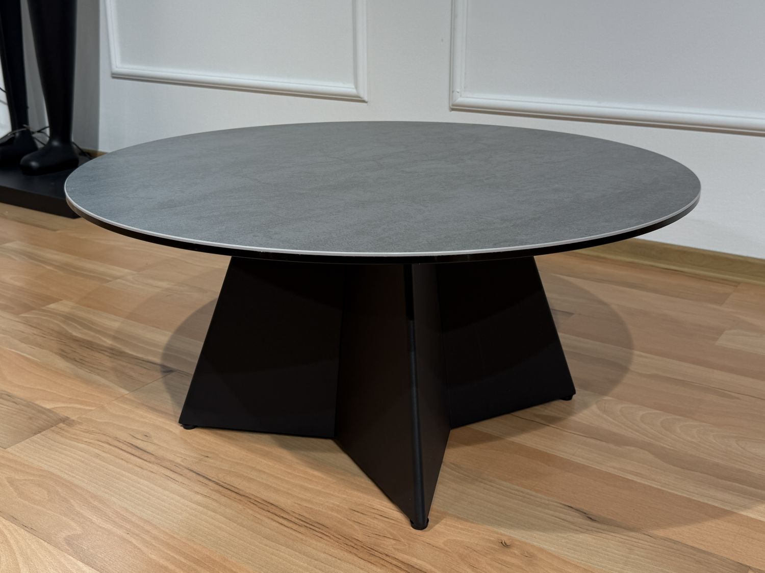 Okrągły stolik kawowy Stonea ze spieku kwarcowego śr 80 cm