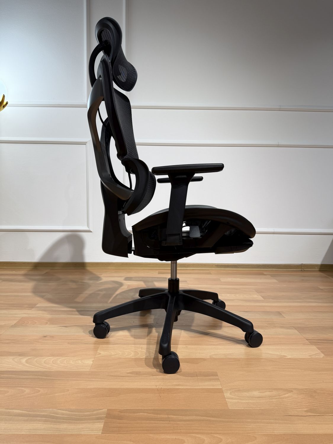 Fotel ergonomiczny z podnóżkiem Elton