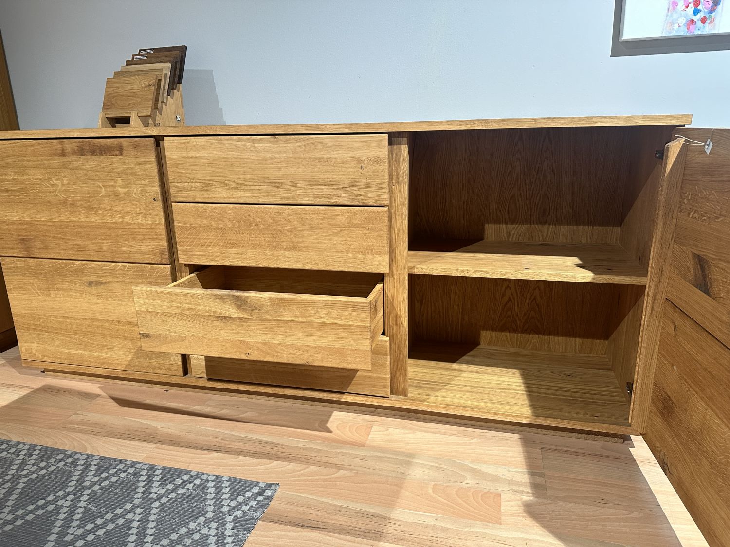 Zestaw mebli LIMERA : WITRYNA I+ KOMODA III +BAREK II z oświetleniem , przecena z ekspozycji -30%