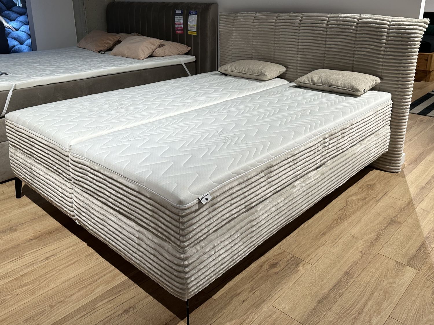 Łóżko z pojemnikiem na pościel i materacem Martina Box Wersal