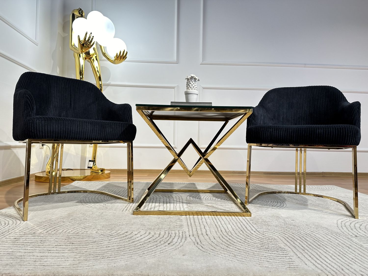 Krzesło tapicerowane z podłokietnikami Glamour FT-241 czarnyy sztruks na stelażu stal szlachetna w kolorze złotym 