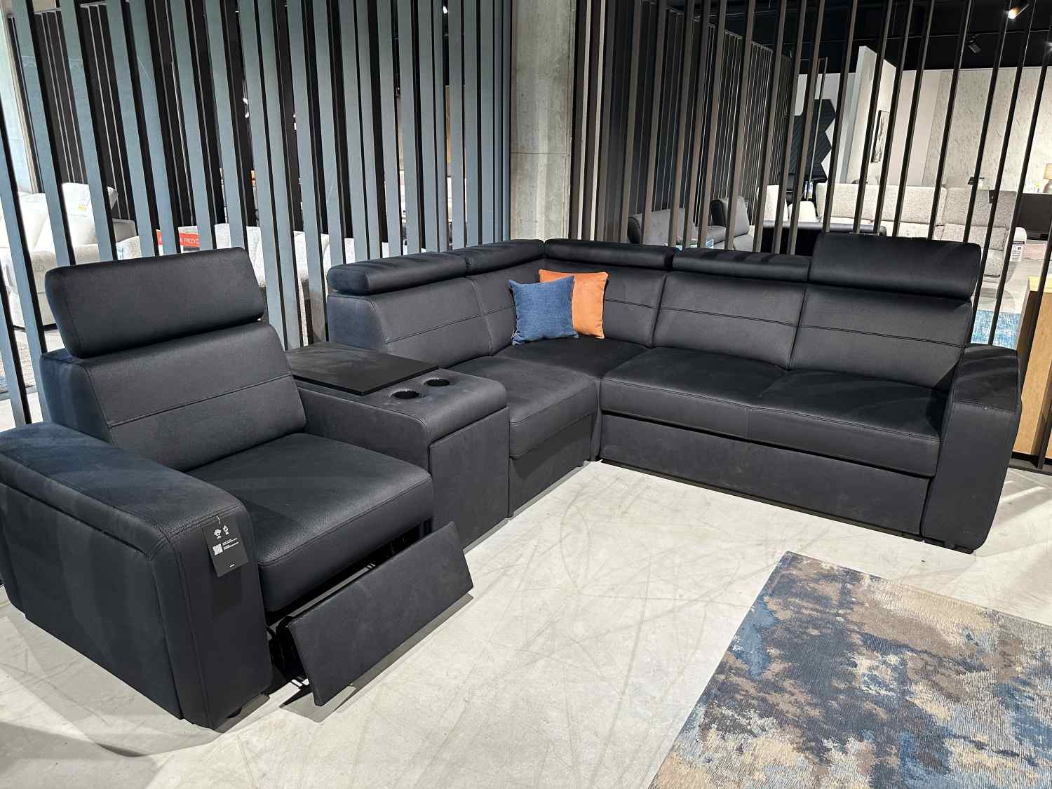 Narożnik Basic od Ideal sofa z funkcją spania , barkiem oraz z fotelem relax - przecena z ekspozycji -23%