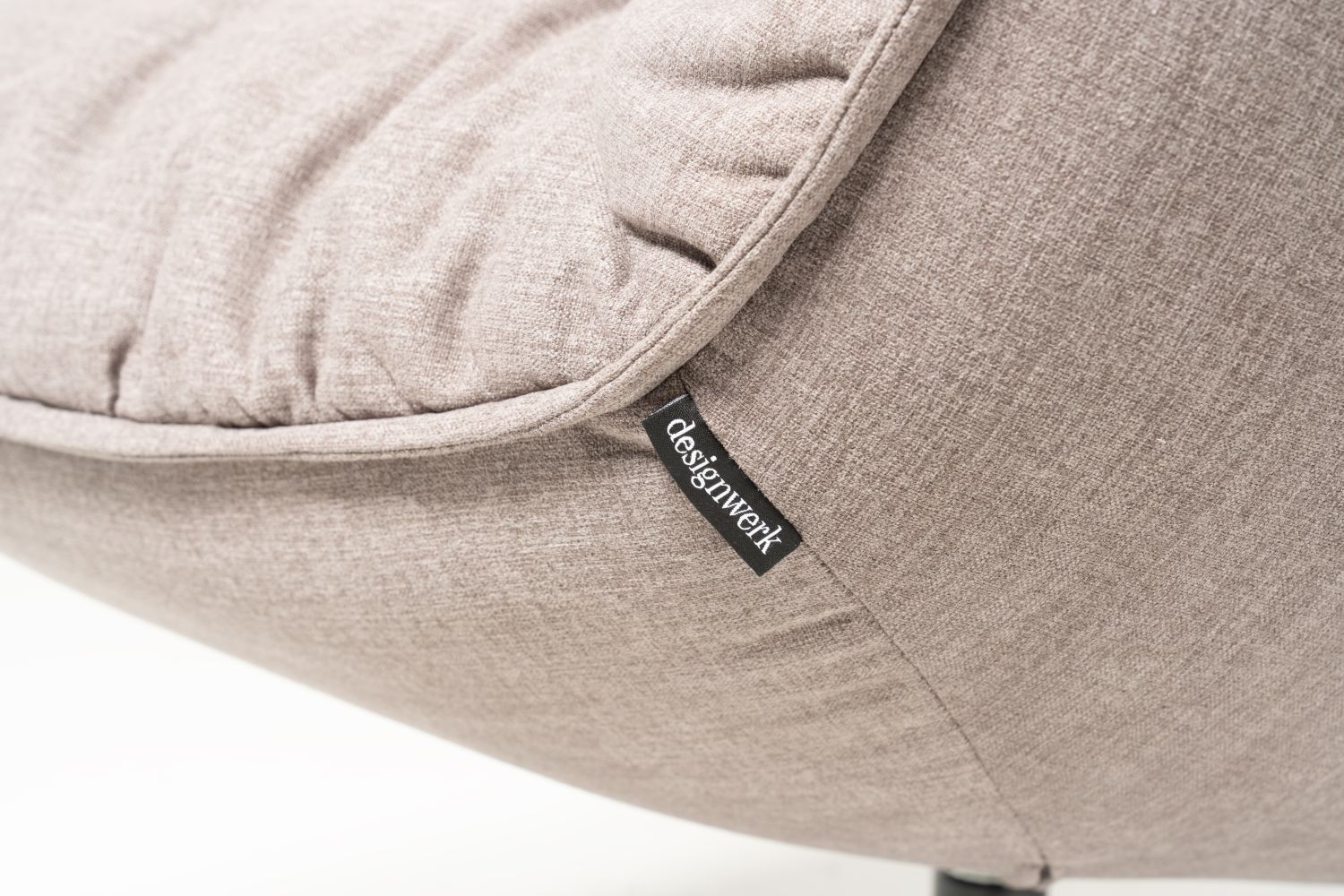 Fotel obrotowy Softie Designwerk od Minimax Sofa przytulny na metalowej podstawie typu talerz Fotel obrotowy Softie Designwerk od Minimax Sofa przytulny na metalowej podstawie typu talerz