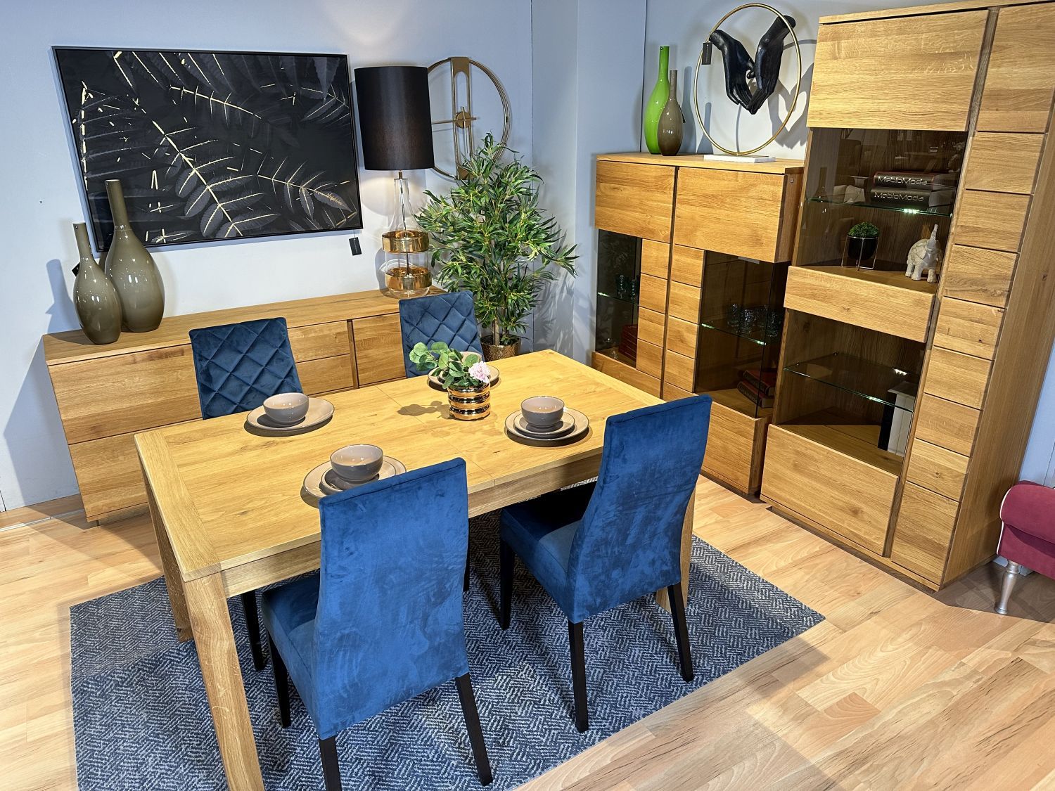 Zestaw mebli LIMERA : WITRYNA I+ KOMODA III +BAREK II z oświetleniem , przecena z ekspozycji -30%