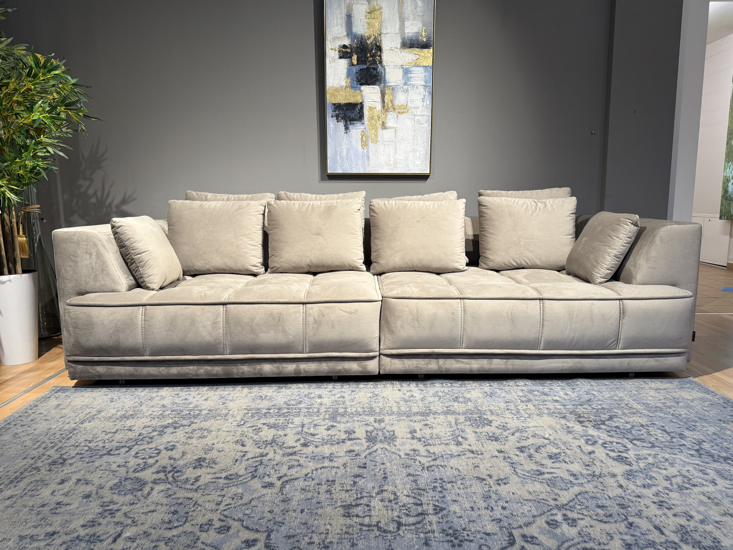 Tiga Bigsofa sofa z elektrycznie wysuwanymi siedziskami Wersal