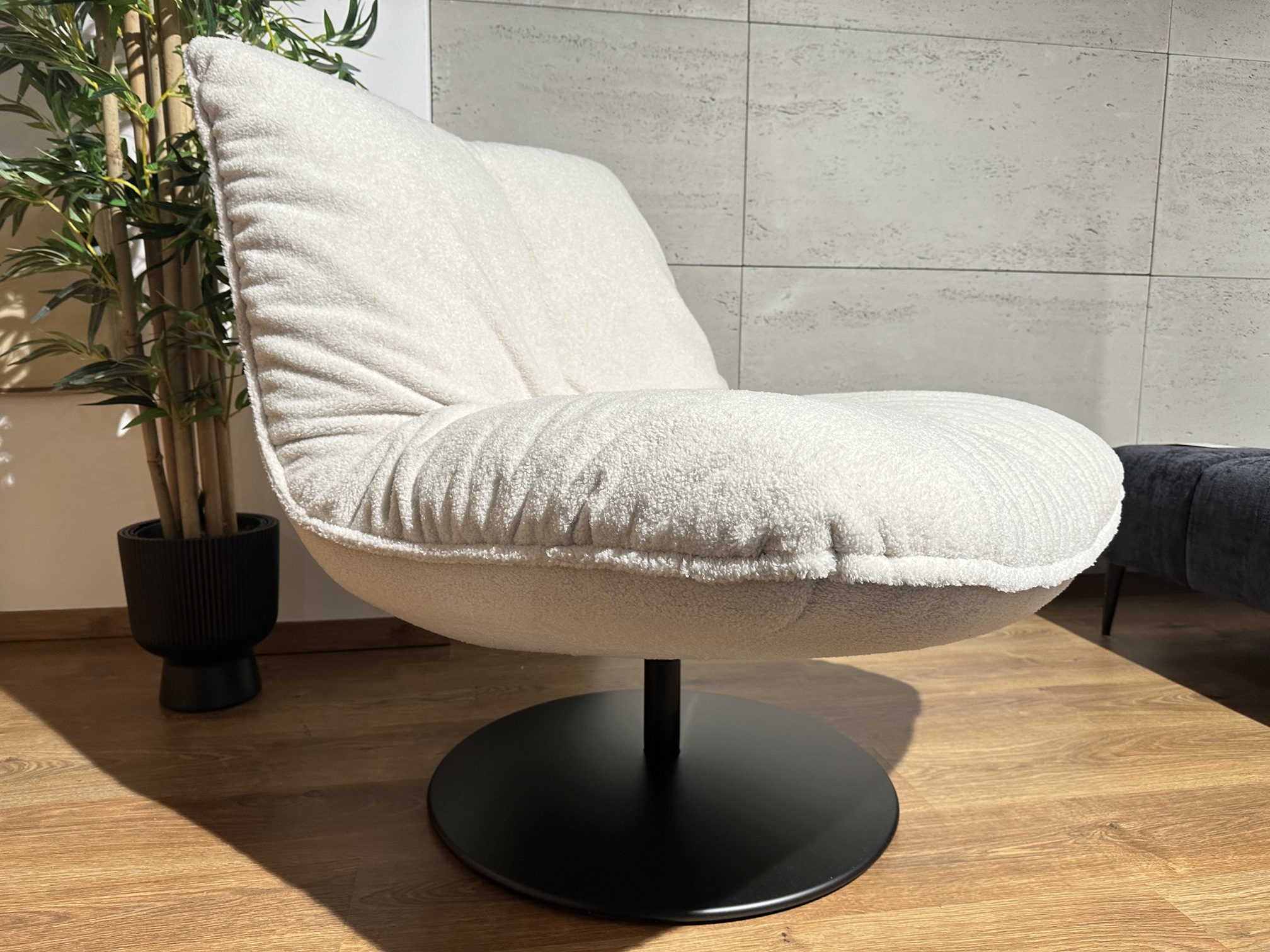 Fotel obrotowy Softie Designwerk od Minimax Sofa przytulny na metalowej podstawie typu talerz Fotel obrotowy Softie Designwerk od Minimax Sofa przytulny na metalowej podstawie typu talerz