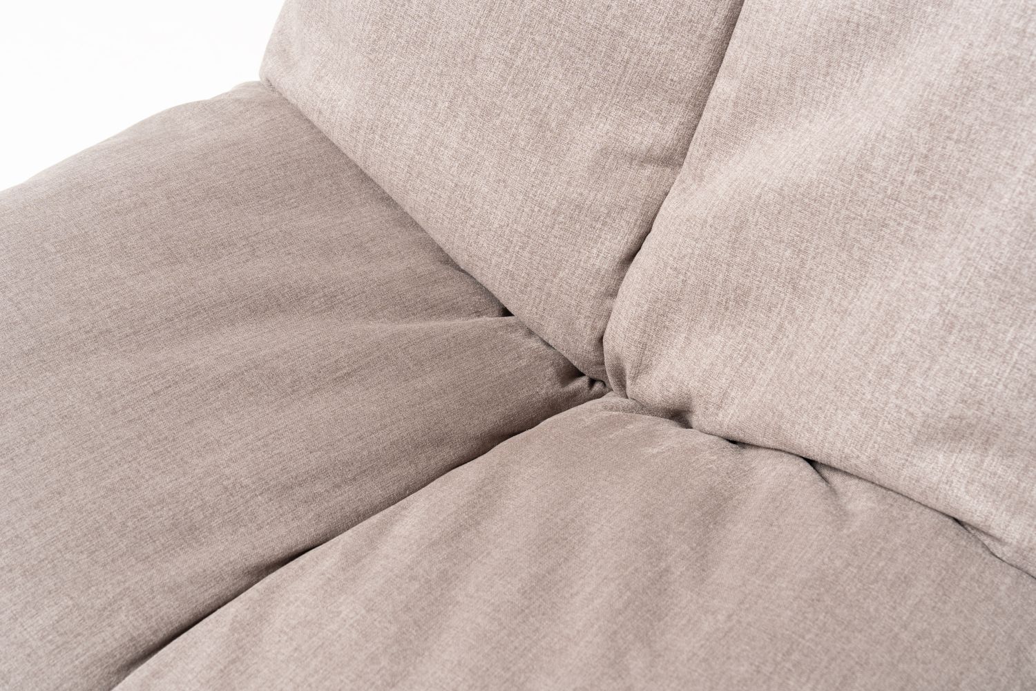 Fotel obrotowy Softie Designwerk od Minimax Sofa przytulny na metalowej podstawie typu talerz Fotel obrotowy Softie Designwerk od Minimax Sofa przytulny na metalowej podstawie typu talerz