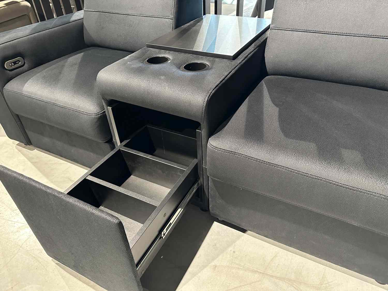 Narożnik Basic od Ideal sofa z funkcją spania , barkiem oraz z fotelem relax - przecena z ekspozycji -23%