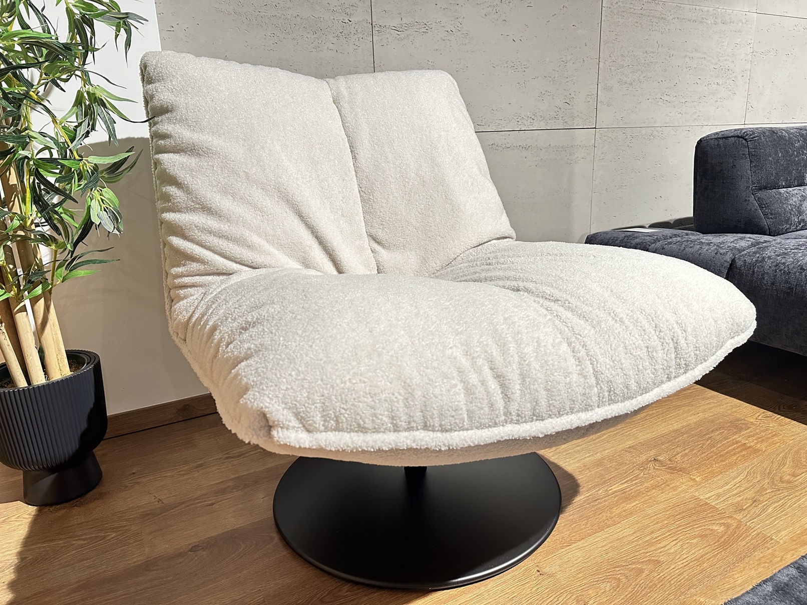 Fotel obrotowy Softie Designwerk od Minimax Sofa przytulny na metalowej podstawie typu talerz Fotel obrotowy Softie Designwerk od Minimax Sofa przytulny na metalowej podstawie typu talerz