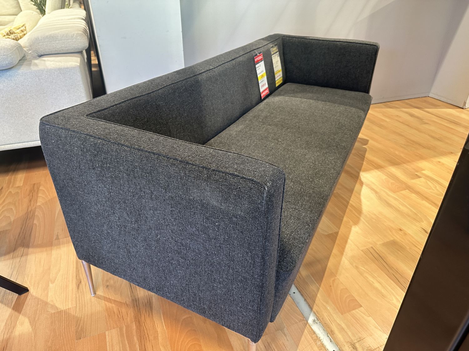Sofa nierozkładana na wysokich nóżkach Nordic - przecena z ekspozycji -40%