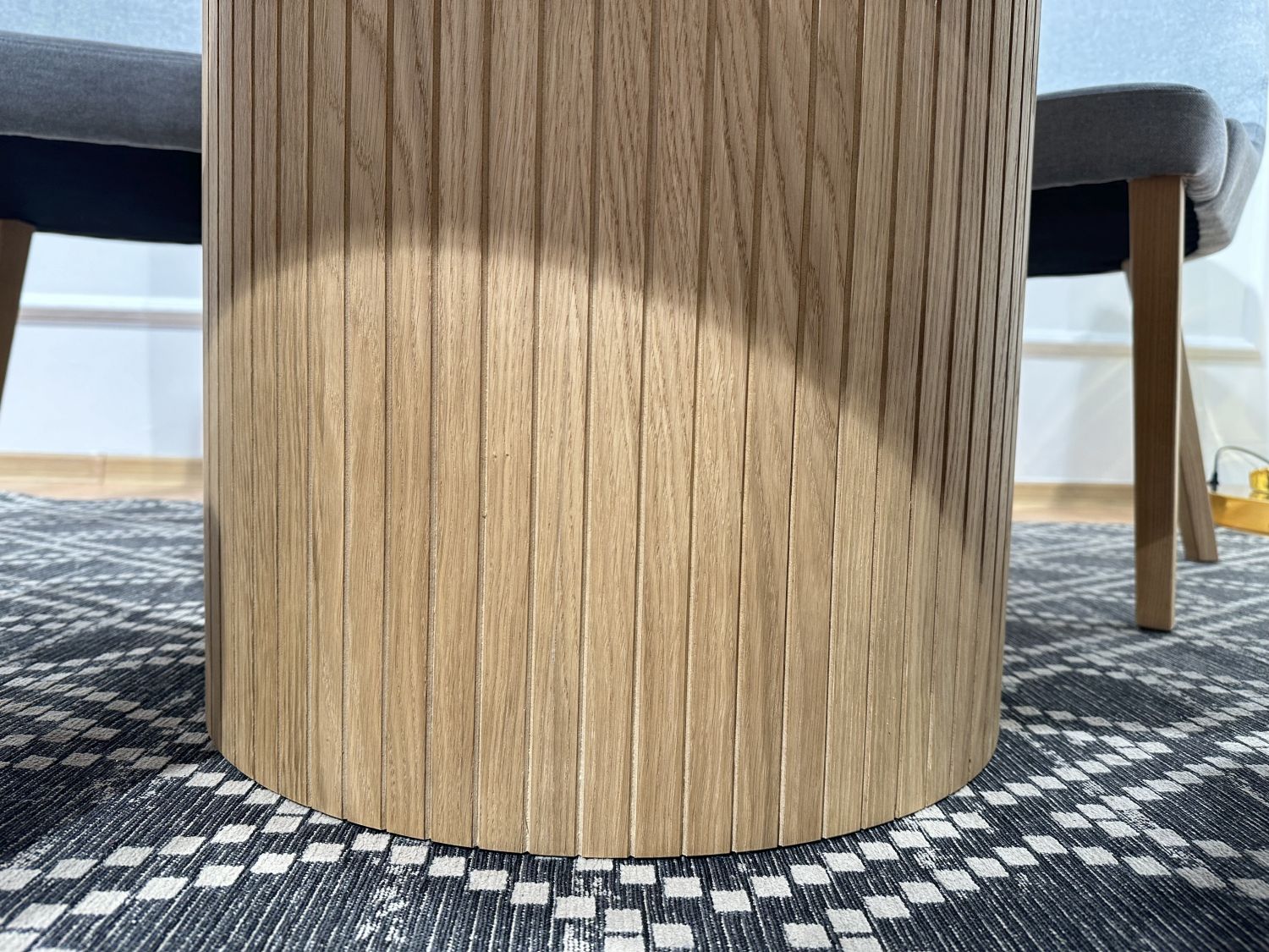 Stół okrągły rozkładany Milano - Verti 8058 dąb naturalny na podstawie kolumnowej śr. 130 +50cm