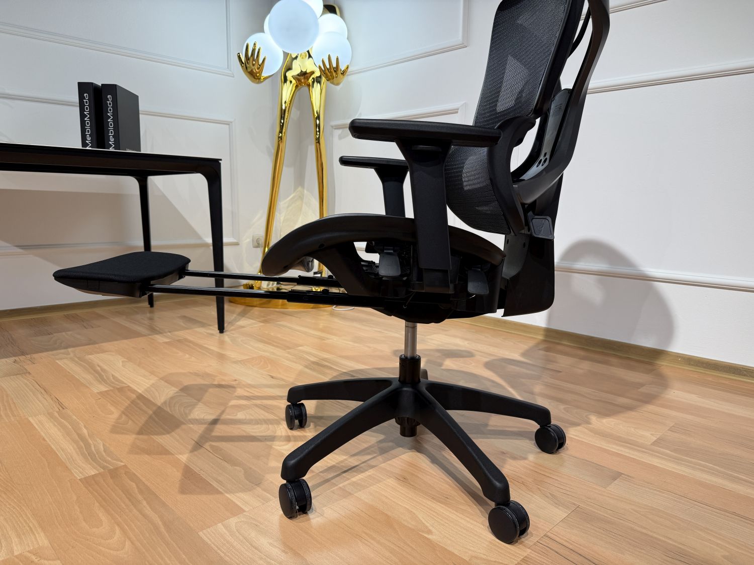 Fotel ergonomiczny z podnóżkiem Elton