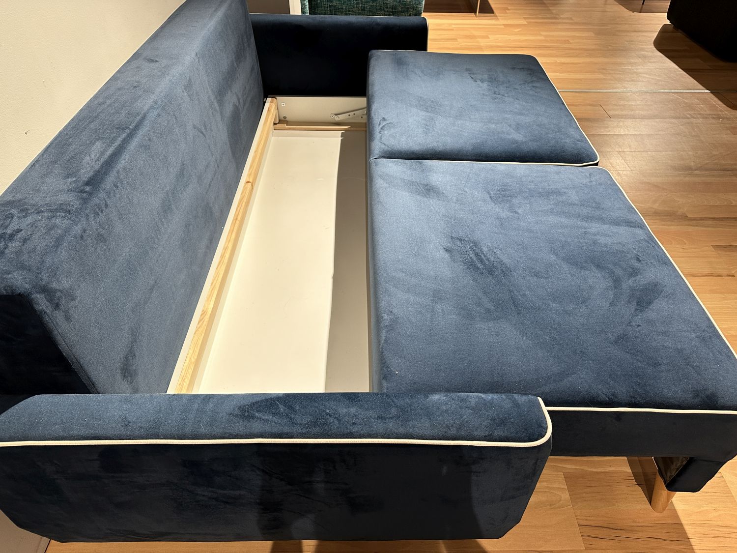 Sofa rozkładana z pojemnikiem Axel - wyprzedaż z ekspozycji  -28%
